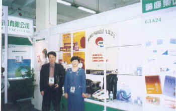 张总(左)与公司医学顾问李南华在公司展台前